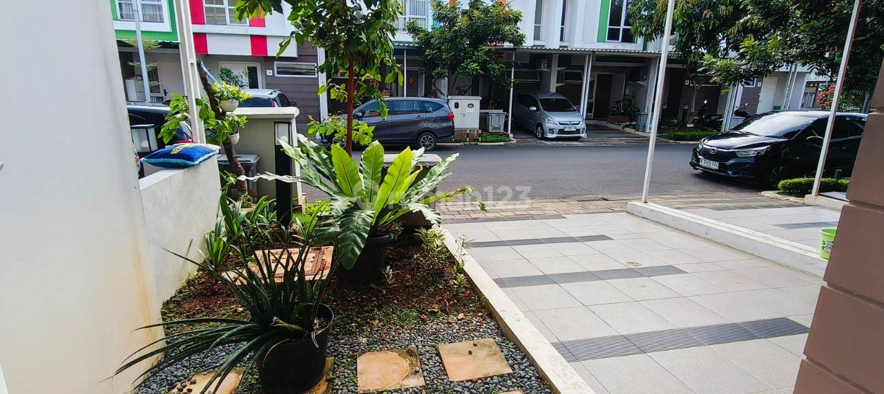 Modern 2-Story Townhouse with 3 Bedrooms