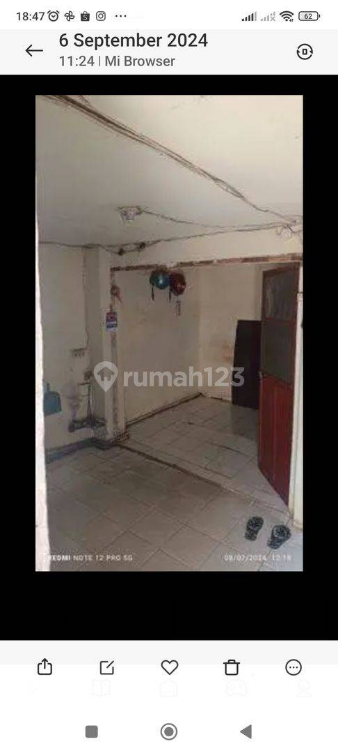 8-Room Property with Garage in Quiet Area