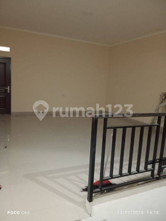 Spacious 3-Story Commercial Building Near Buahbatu