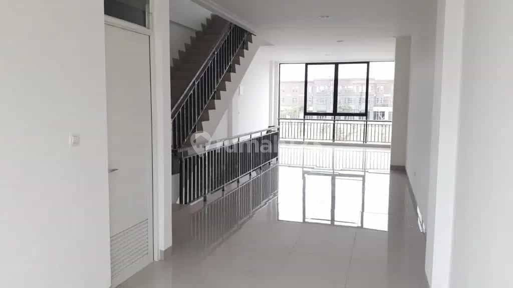 Modern 3-Story Commercial Space in PIK 2