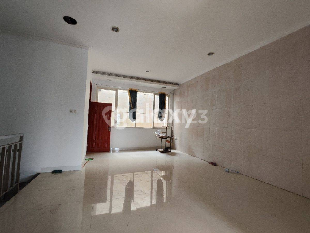 Spacious 3-Floor House with 5 Bedrooms