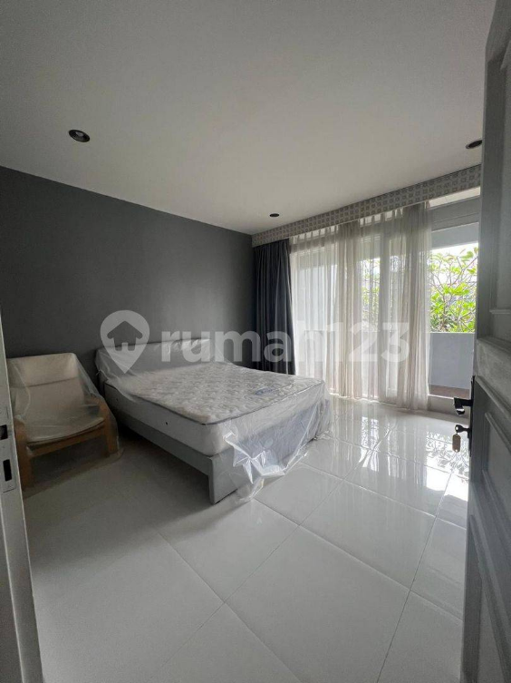 Spacious Two-Story House with Garden in Setrasari