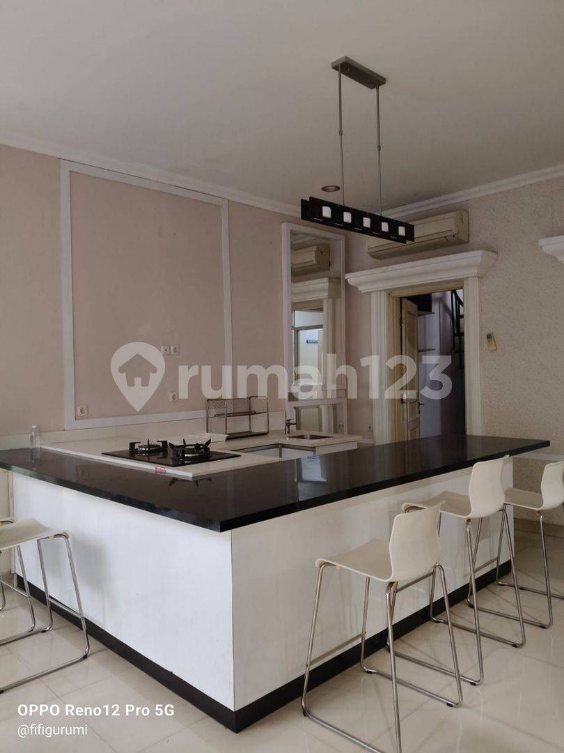 Spacious 4-Bedroom Townhouse with Modern Interior
