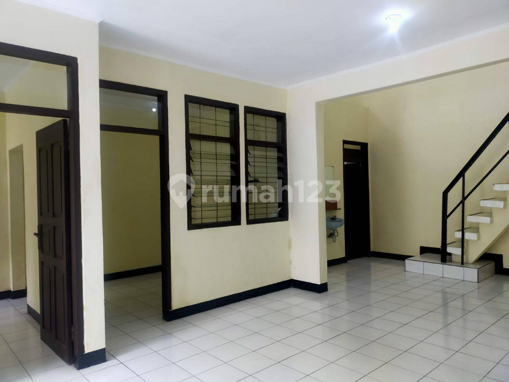 Spacious 3-Bedroom Townhouse with Parking
