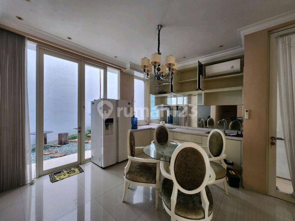 Luxurious 3-Story Ritz Embassy House with Garden