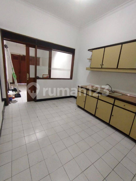 Spacious 5-Bedroom House with Garden and Carport