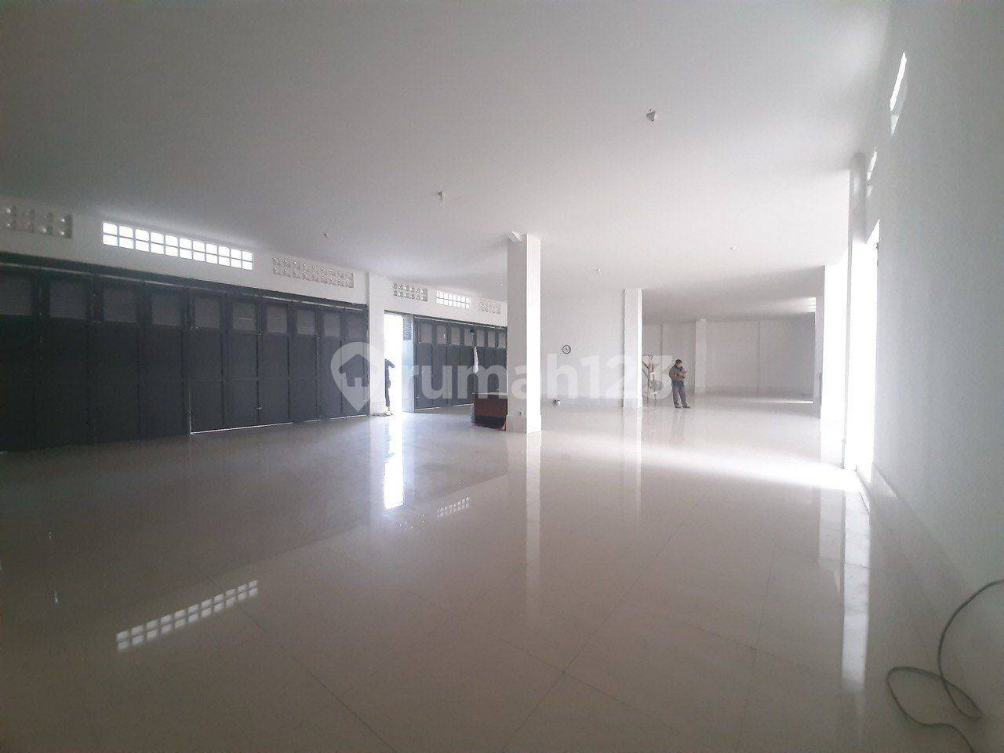 Large Commercial Space with Multiple Offices in Bandung