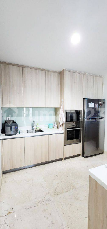 Luxurious 3-Bedroom Kensington Apartment with Pool View