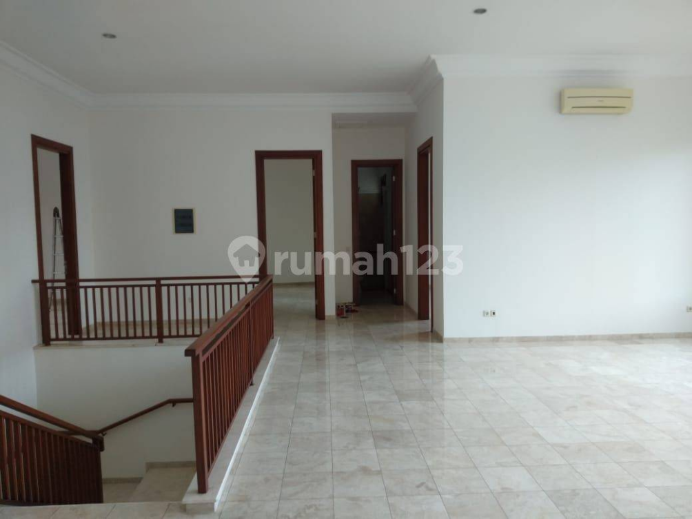 Luxurious 6-Bedroom House with Pool in Cipete
