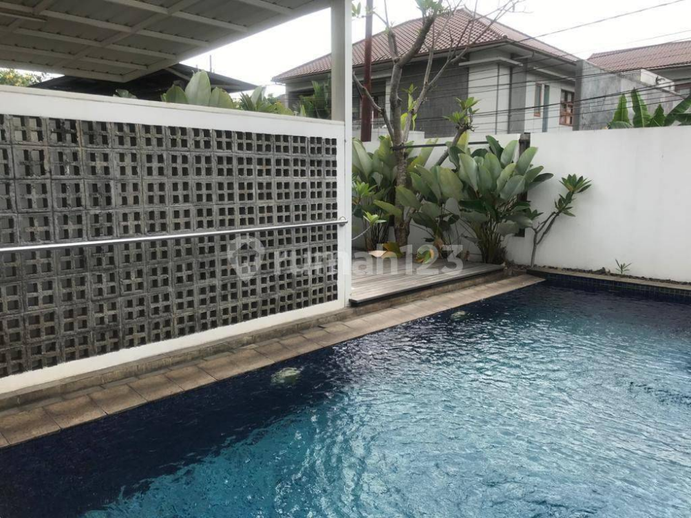 Modern 3-Bedroom Townhouse with Private Pool Kemang