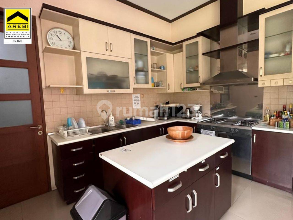 Spacious 6-Bedroom House with Garden in Setra Murni
