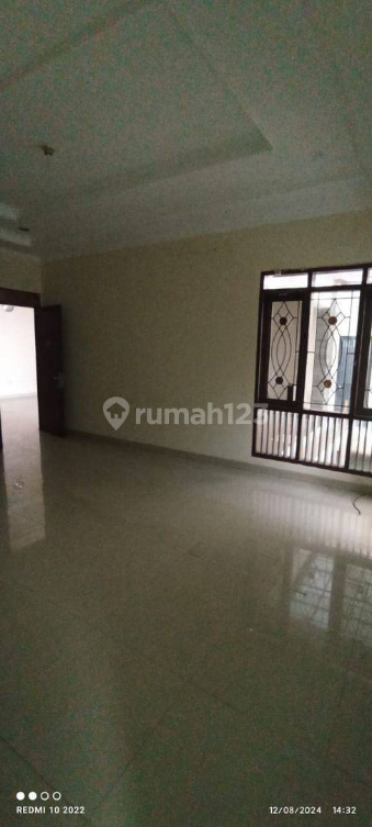 Spacious 4-Bedroom House with Balcony in Turangga