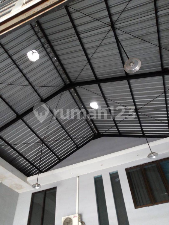 Spacious Commercial Property with Living Space in Renon