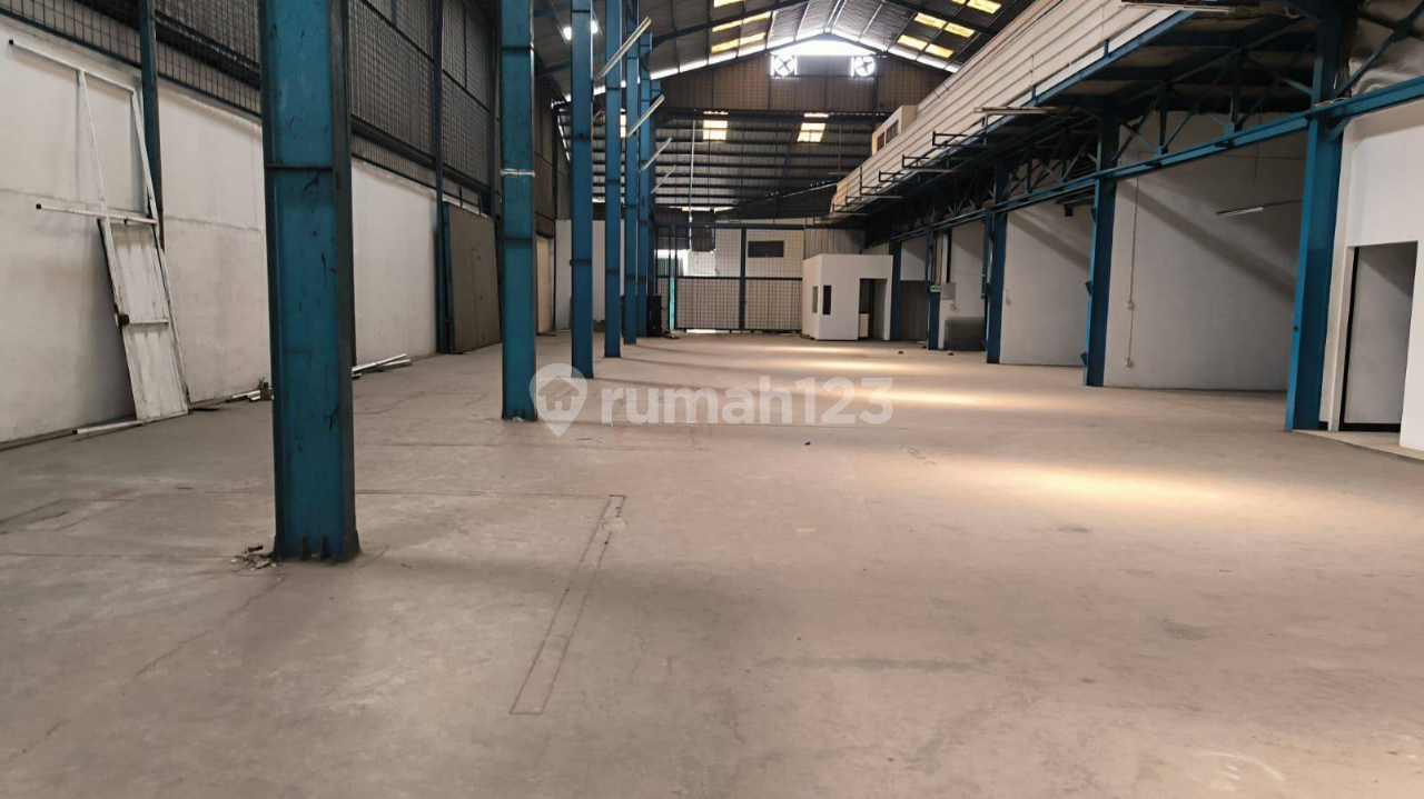 Modern Industrial Warehouse Space with High Ceilings