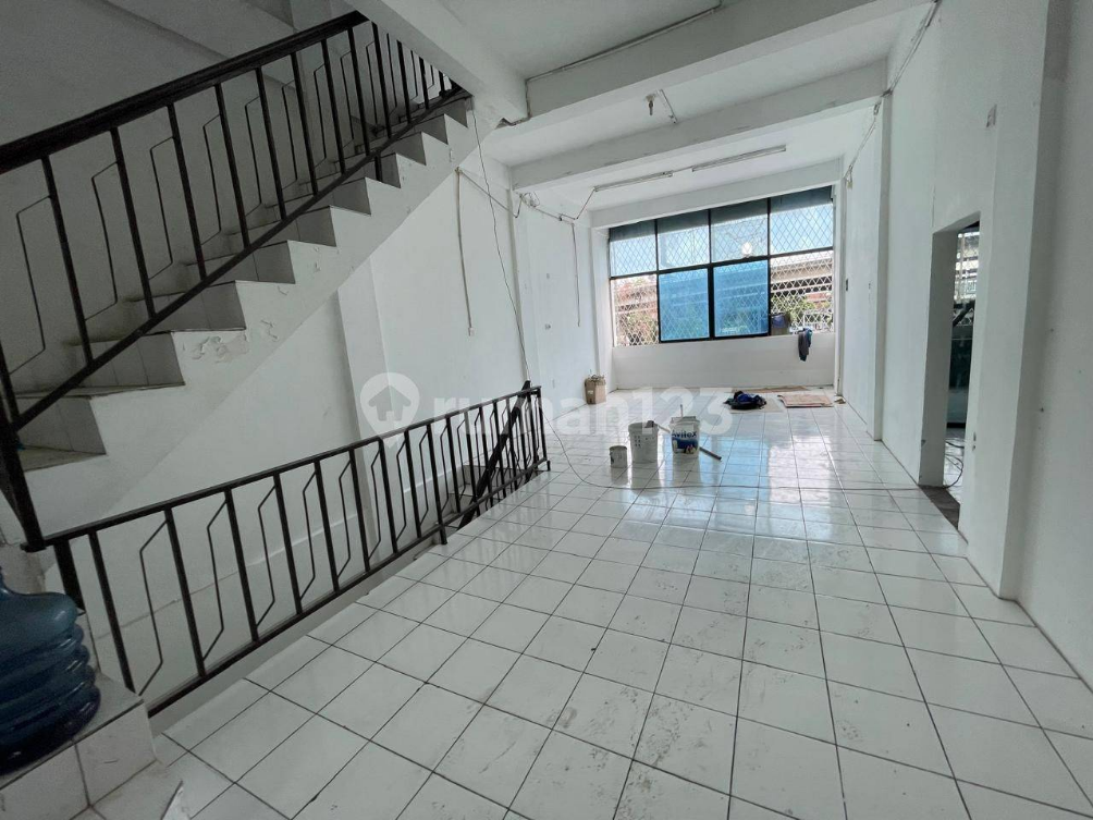 Large 3.5-Floor Commercial Shophouse in Jelambar