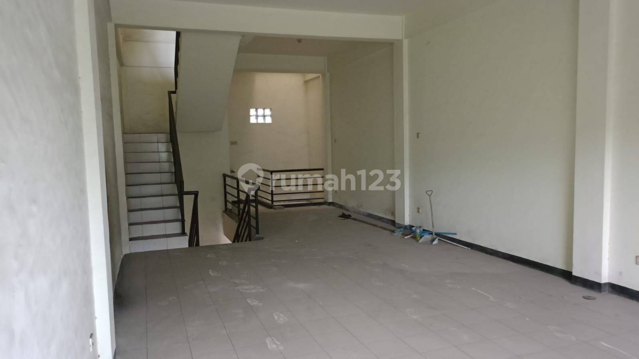 Strategic 3-Floor Commercial Space Near Pasar Turi