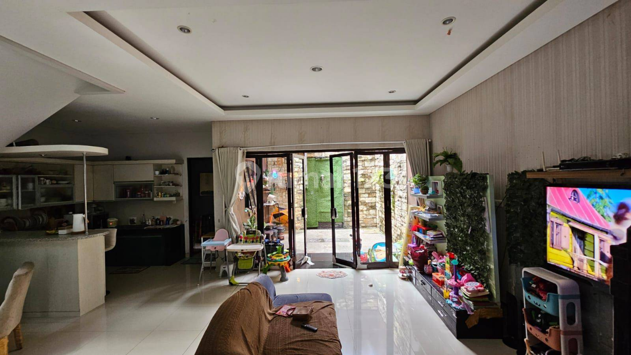 Spacious 4-Bedroom House with Modern Kitchen