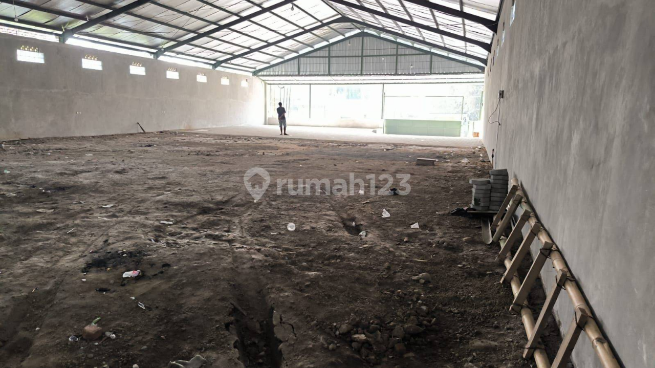 Large Industrial Space with Natural Lighting