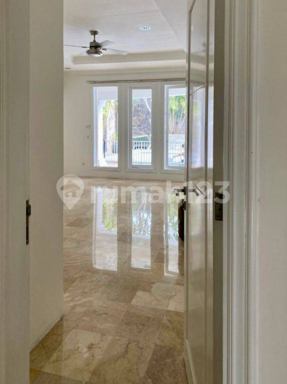 Elite 4BR Townhouse with Pool in Cipete