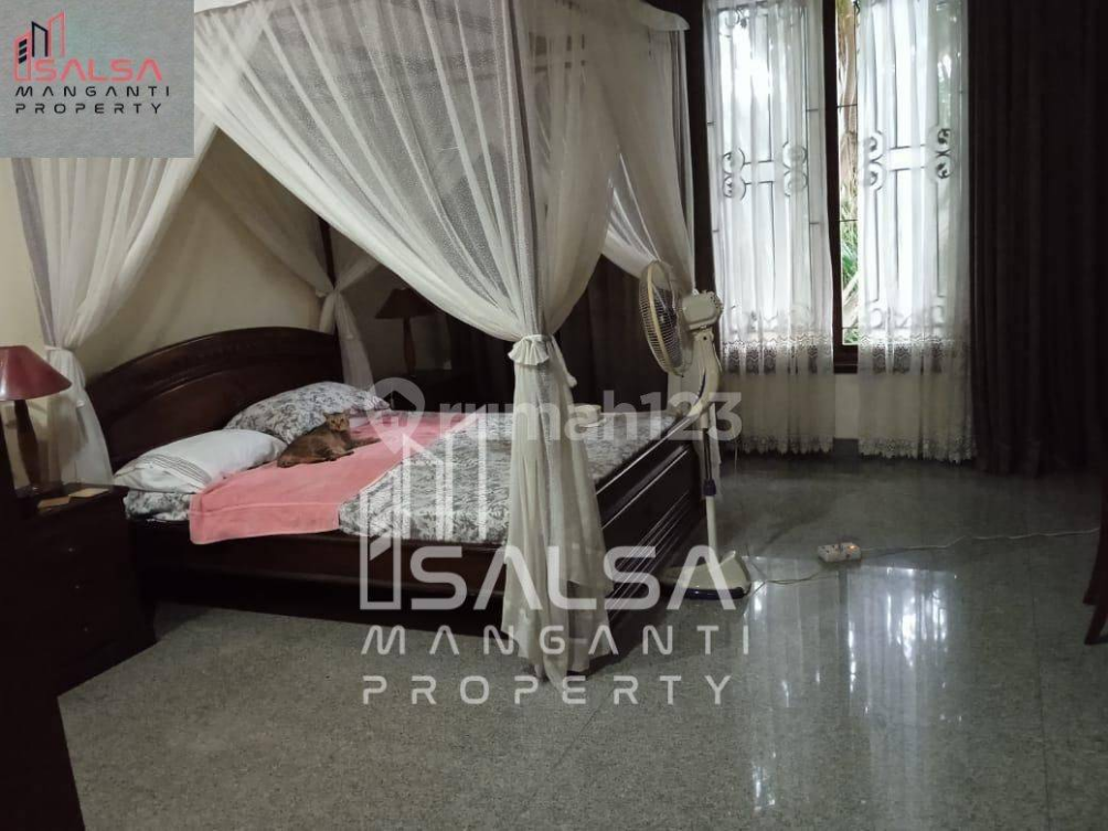 Spacious 5-Bedroom House with Pool in Kemang