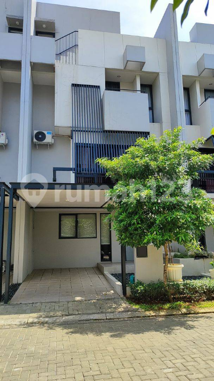Modern Furnished Townhouse with Studio Space