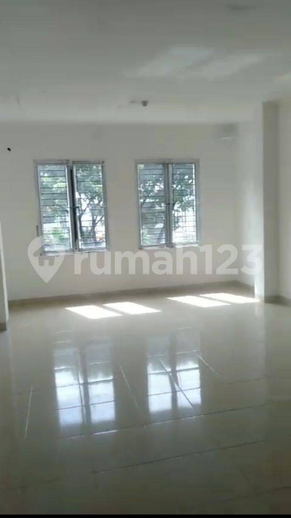 Modern 3-Bedroom Townhouse with 85m² Living Space