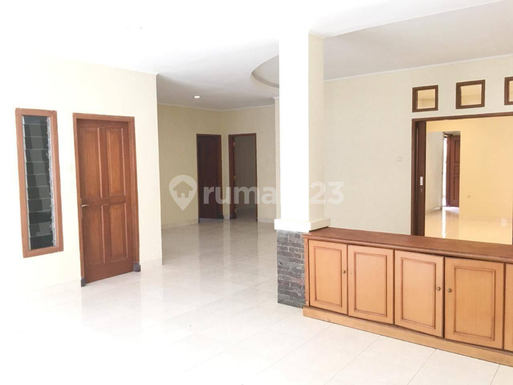 Spacious 3-Bedroom House with Large Carport Hegarmanah
