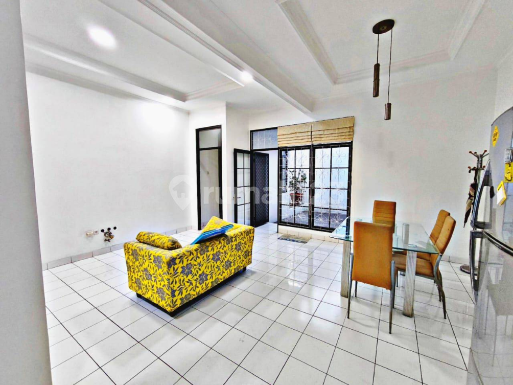 Spacious 3-Bedroom House with Modern Kitchen