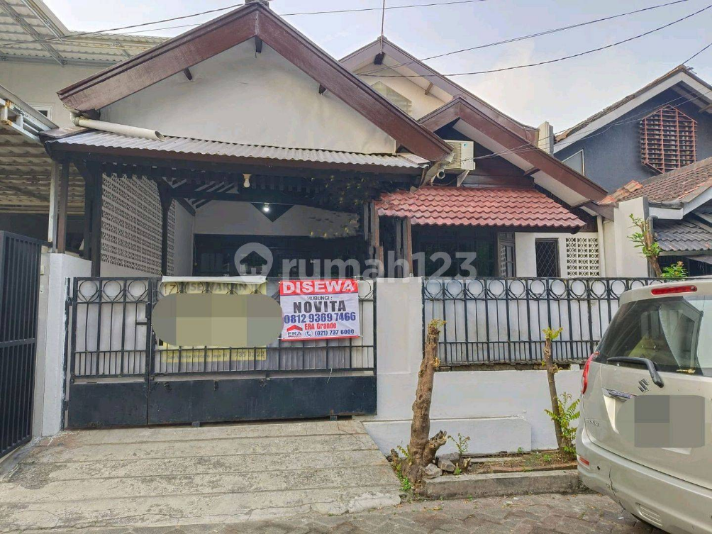 Spacious Two-Story House Near Bintaro Business Center
