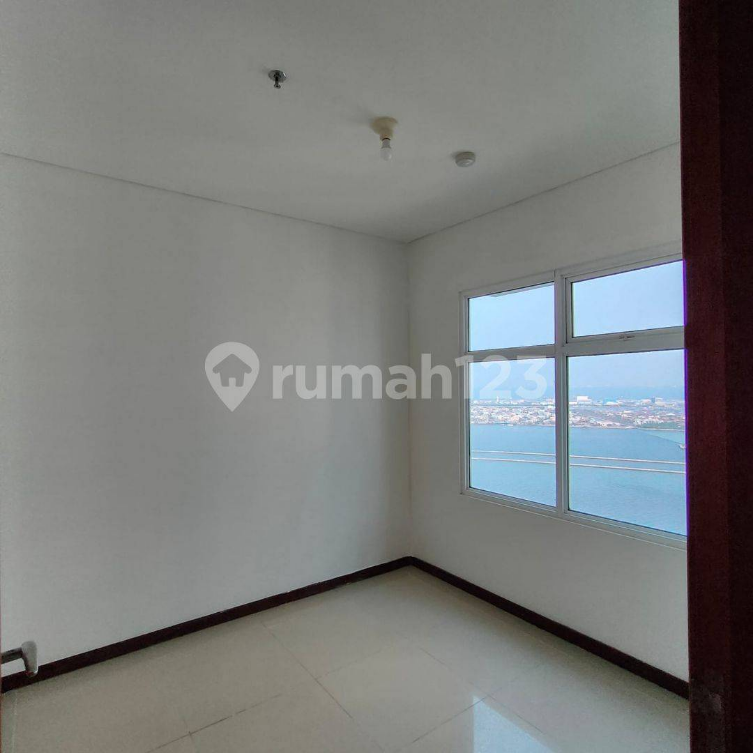 Modern Apartment Near Baywalk Mall with Amenities