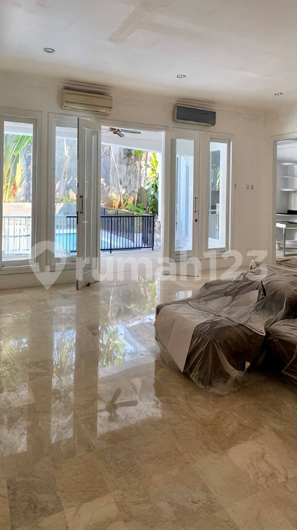 Elite 4BR Townhouse with Pool in Cipete