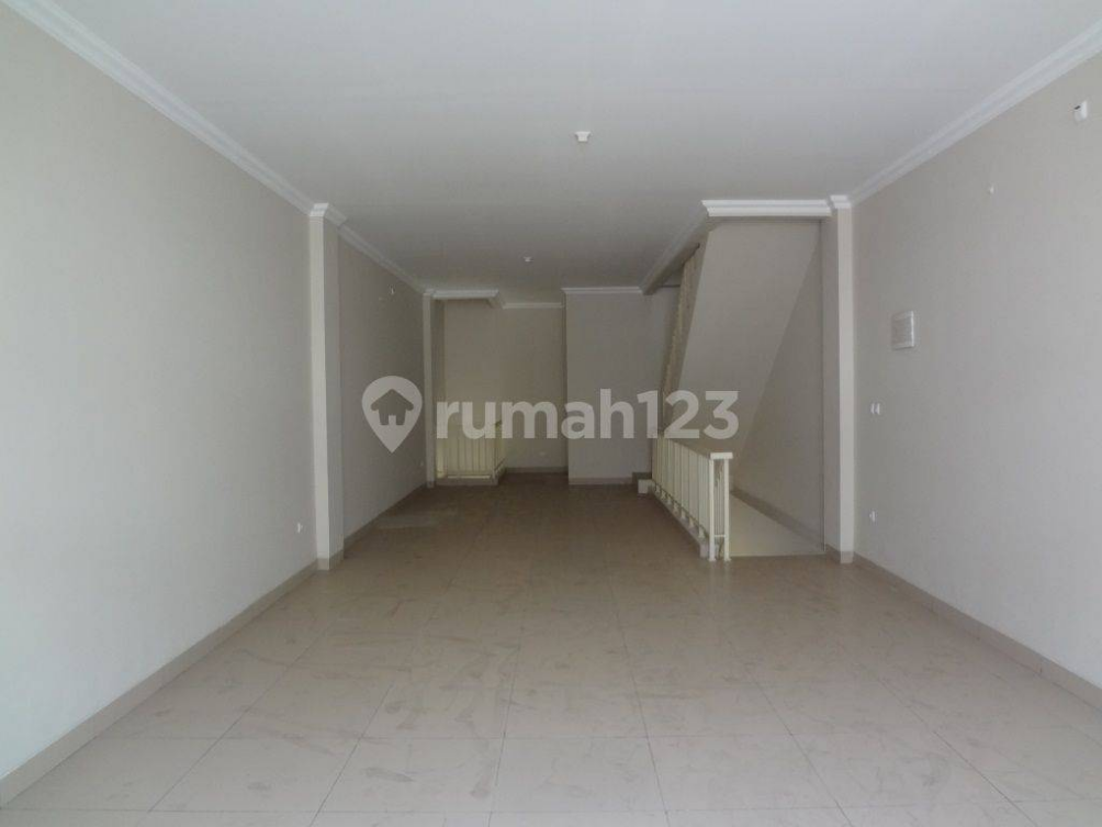 Spacious 3.5 Floor Townhouse with Dual Carport