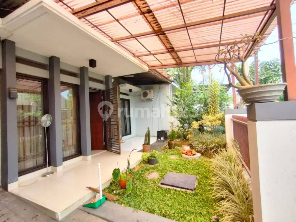 Modern Townhouse with Garden and Kitchen Set