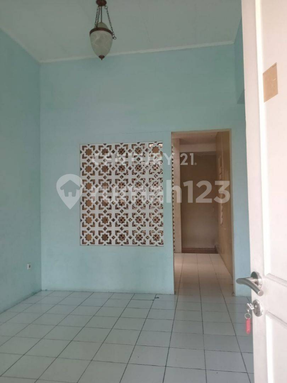 Strategic Location Near Mall and Schools