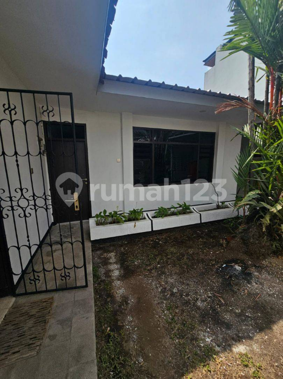 Spacious House with Large Garden Near Toll