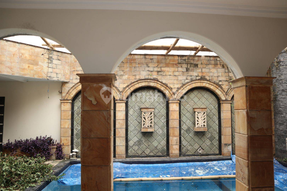 Luxurious 5-Bedroom Villa with Pool Near Mall