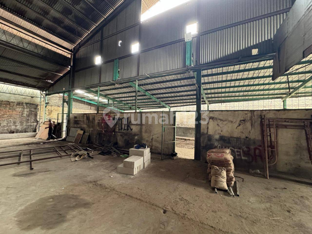 Large 600sqm Warehouse with Container Access in Cakung