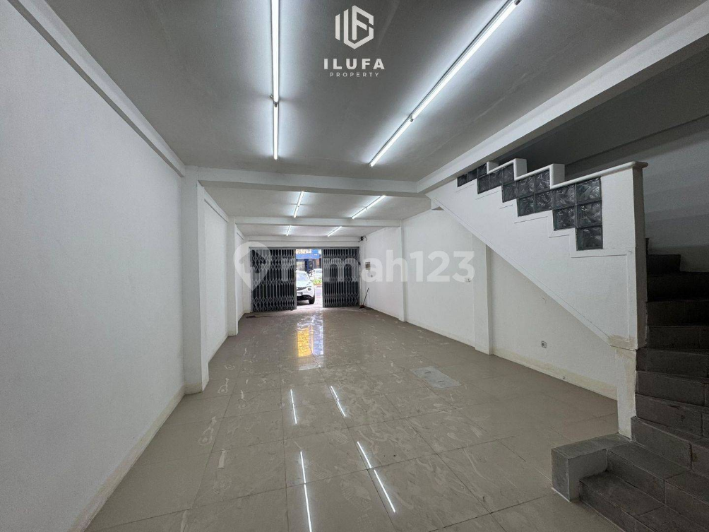 Strategic 3.5 Floor Commercial Building in Fatmawati