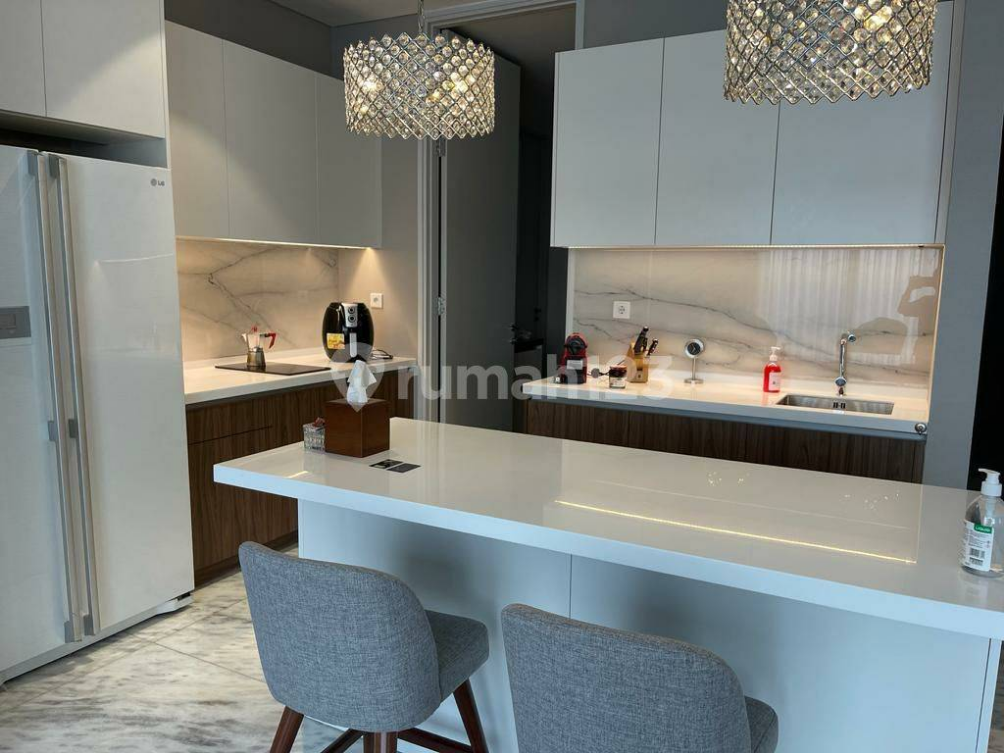 Modern Apartment with Pool Near Amenities