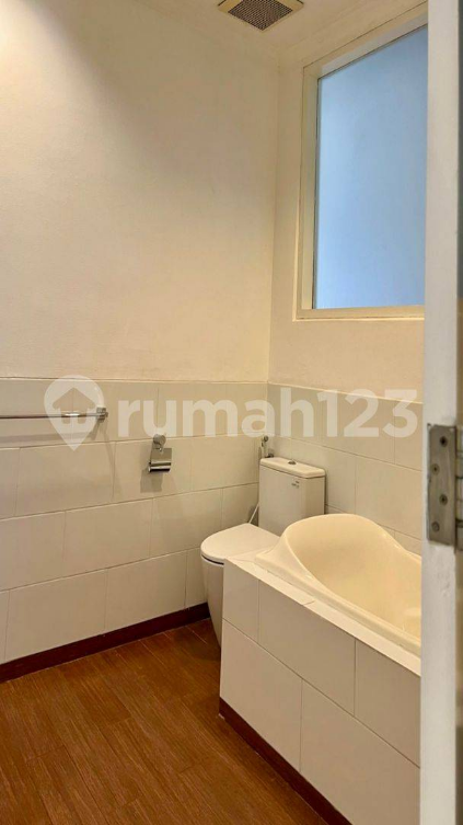 Elite 4BR Townhouse with Pool in Cipete