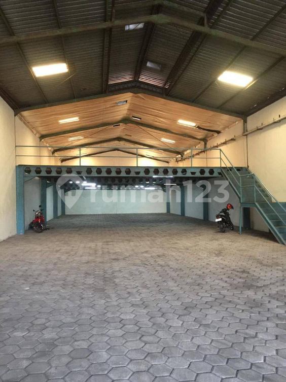 Spacious Commercial Warehouse with High Ceilings