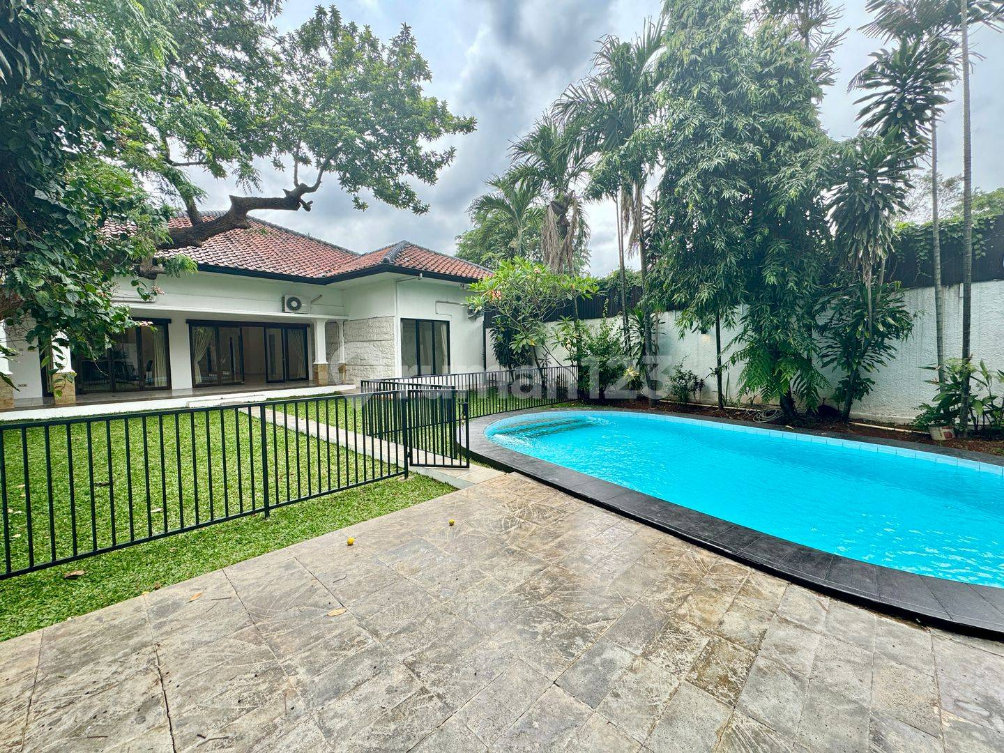 Spacious 4-Bedroom Villa with Pool and Garden
