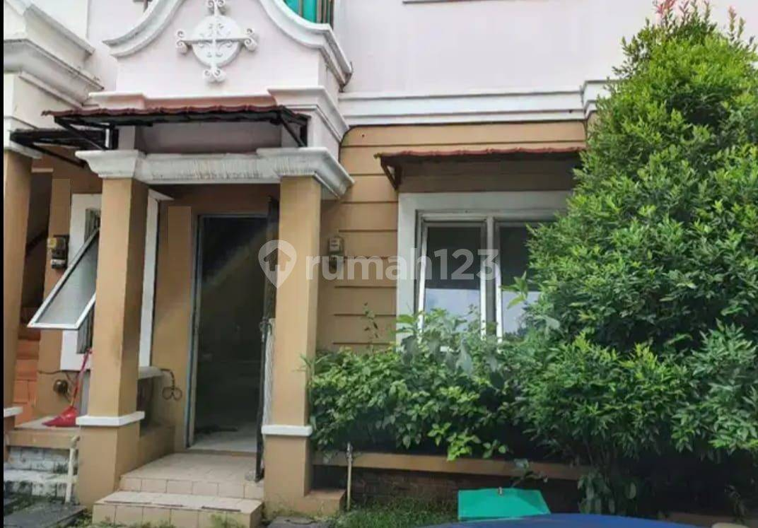 Spacious 2-Bedroom Townhouse with Modern Kitchen