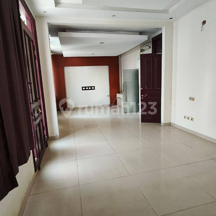 Spacious 5-Bedroom House in Pluit Sakti