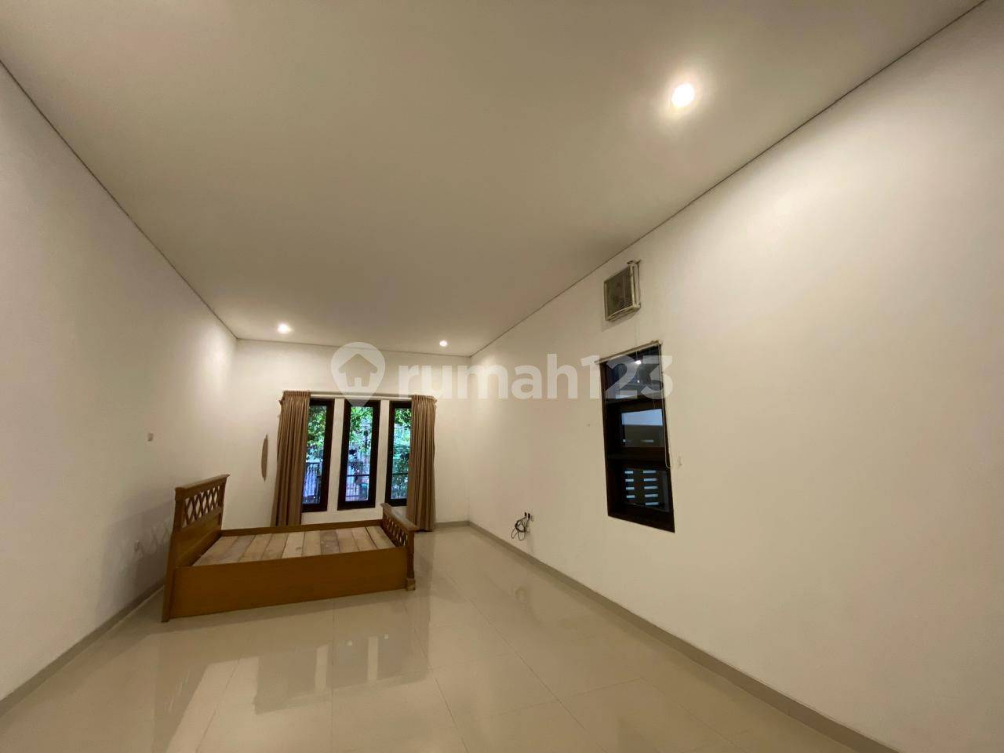 Tropical 2-Story House in Kebayoran Baru