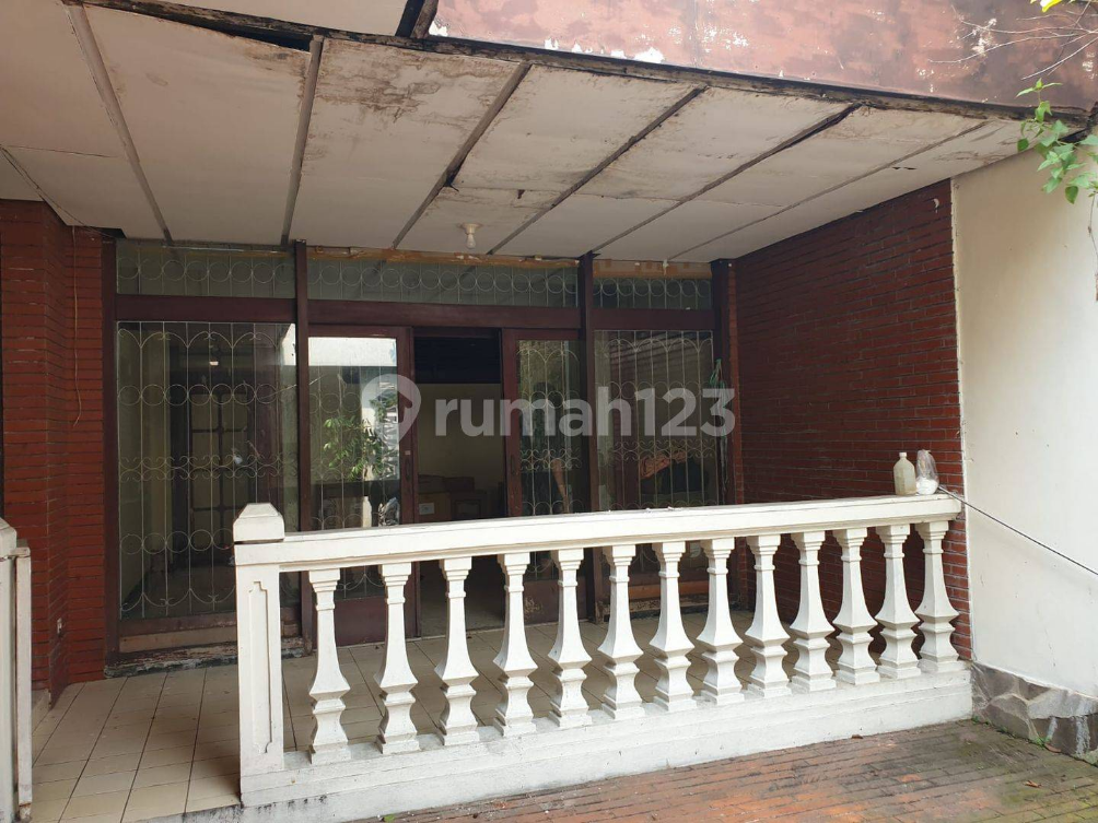Spacious Central House with Pavilion for Business