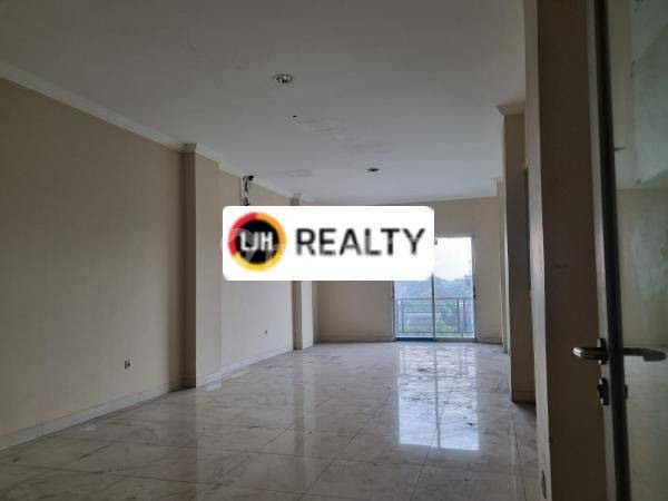 5-Story Commercial Building Near Malls and Universities