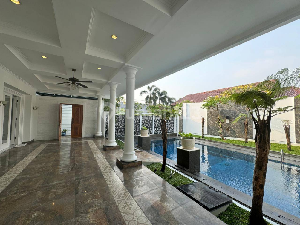 Luxurious Villa with Pool and Modern Design