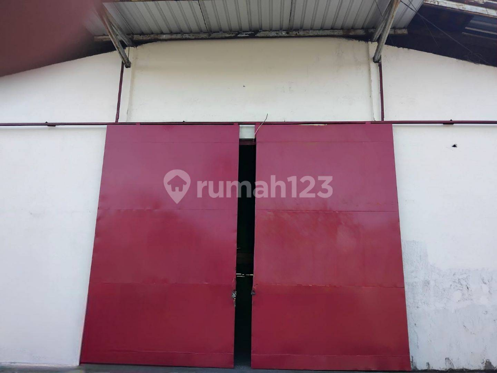 Spacious Commercial Warehouse with High Ceilings