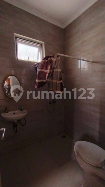 Comfortable Modern House with School Nearby